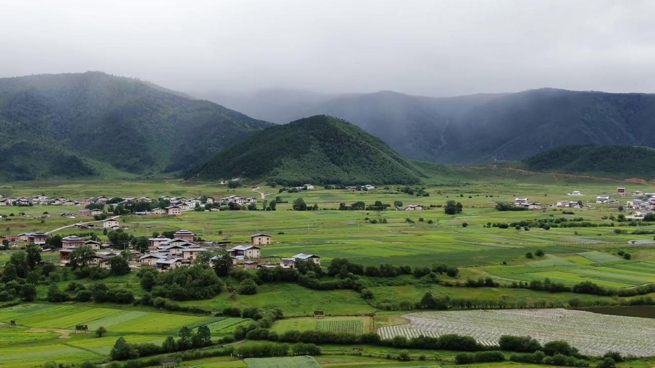 H130677A云南松茸航拍空镜云彩雾气远山小镇709视频素材