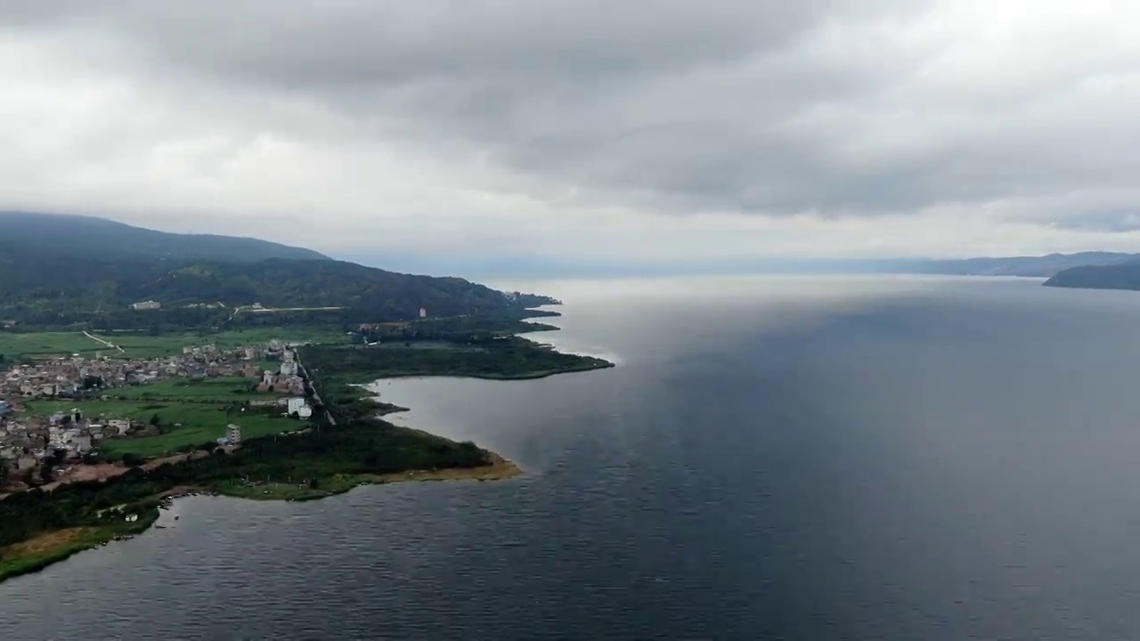 H130694A云南松茸航拍空镜抚仙湖延时湖岸远山风起云涌709视频素材