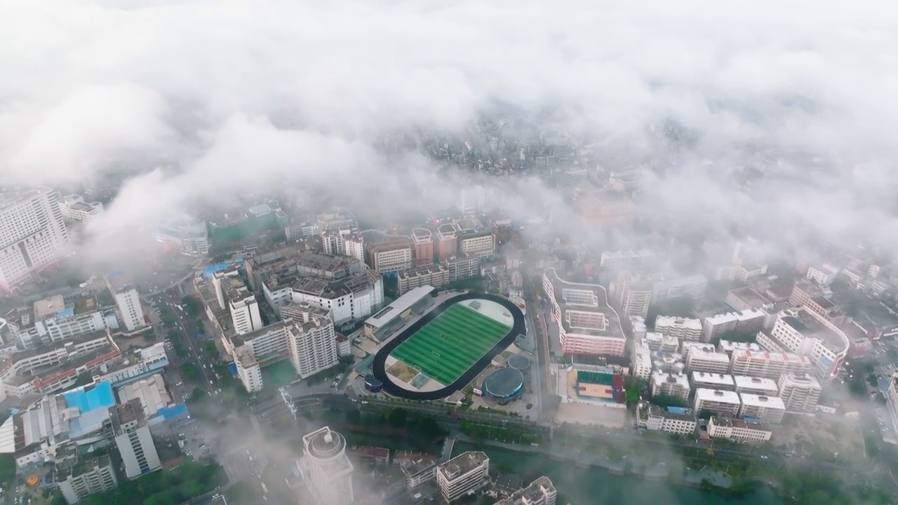 航拍都市平流雾视频素材