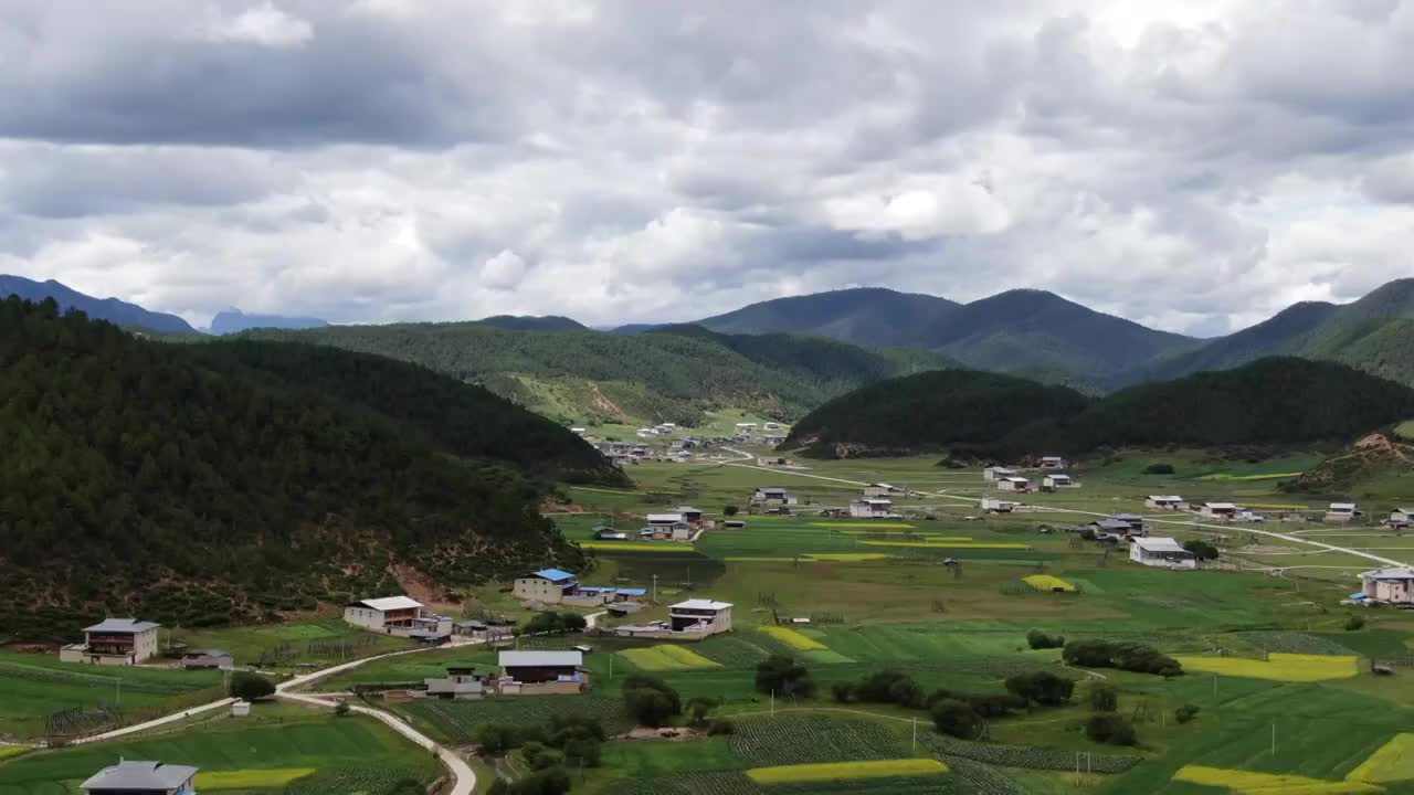 H130654A云南松茸航拍空镜蓝天云彩远山小镇709视频素材