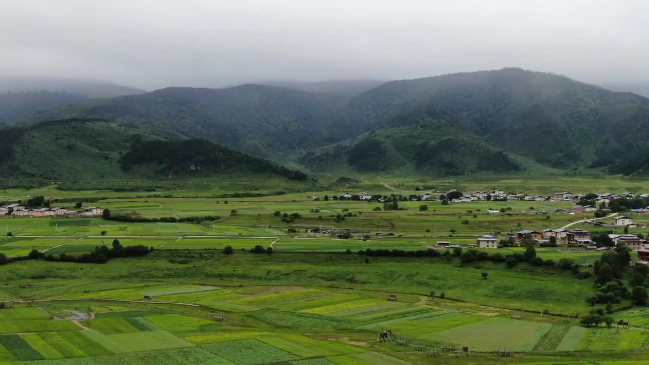 H130647A云南松茸航拍空镜云彩雾气远山小镇709视频素材