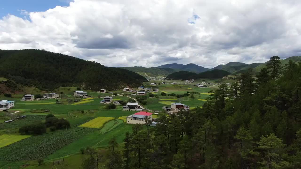 H130653A云南松茸航拍空镜蓝天云彩远山小镇709视频素材