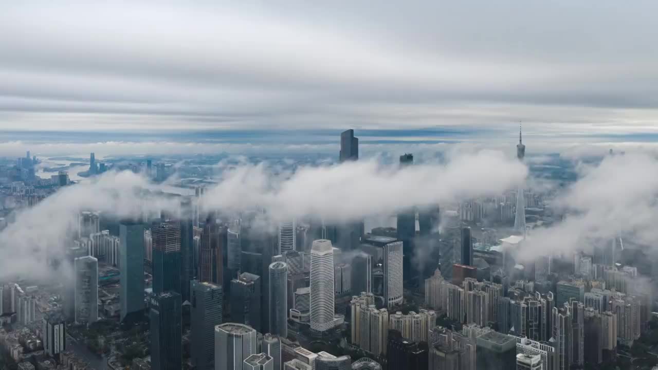 虎年春节早晨雨后的广州云雾弥漫视频素材