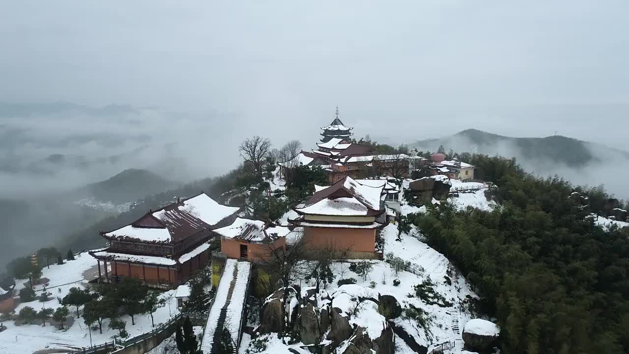 航拍中国安徽省宣城市郎溪县石佛山雪景及云海风光视频素材