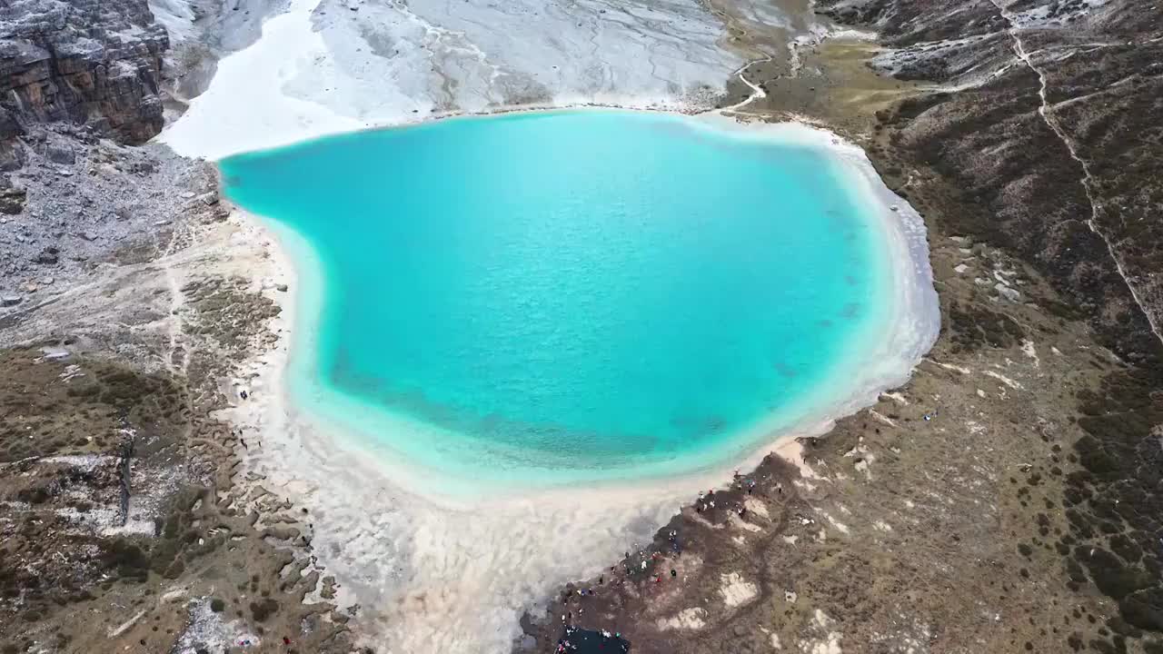 稻城亚丁牛奶海航拍视频下载