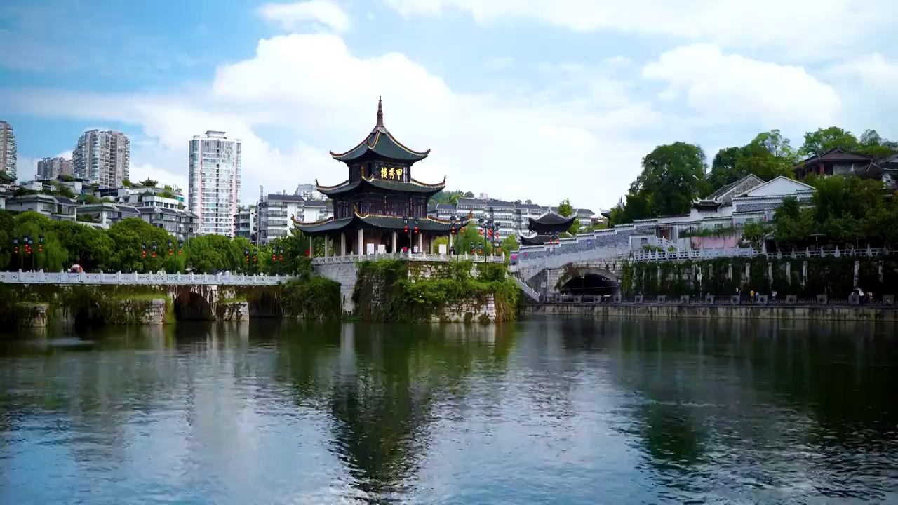 贵州贵阳地标性建筑甲秀楼晴天延时视频素材