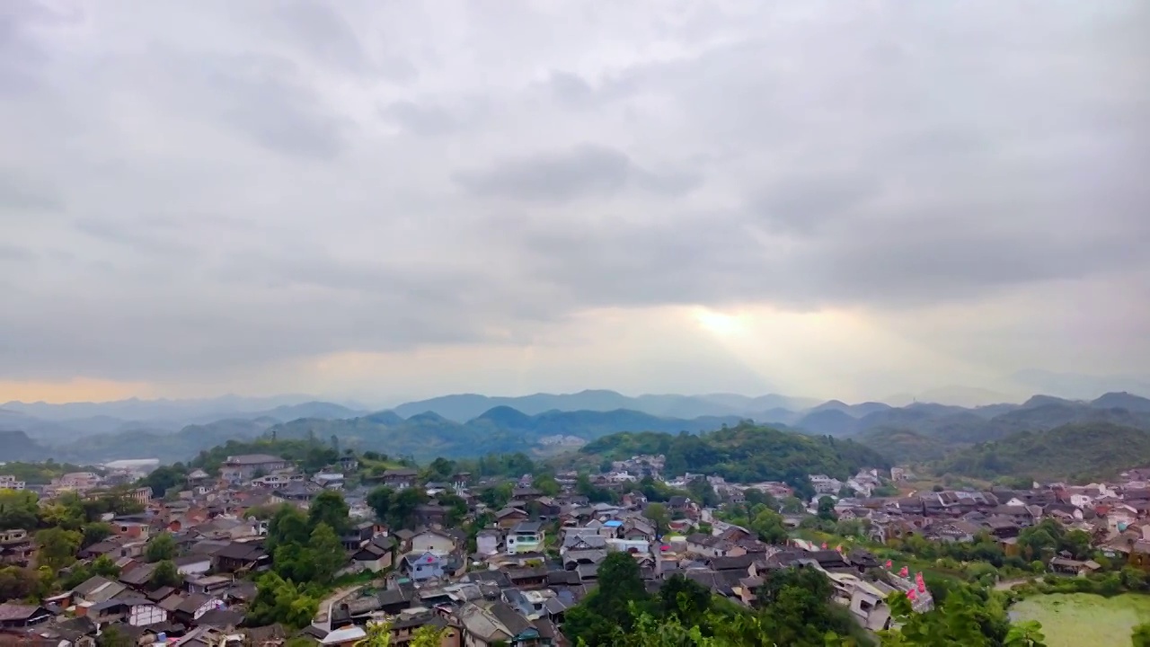 贵州贵阳青岩古镇清晨日出下的乡村高空俯视视频素材