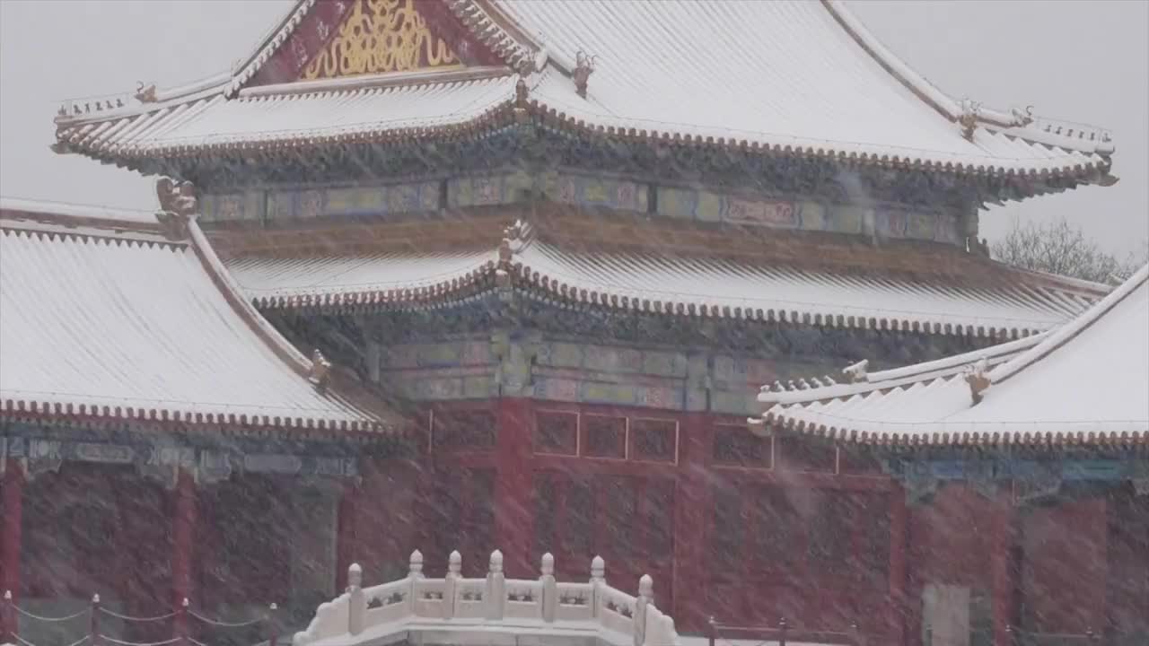 大雪纷飞故宫崇楼雪景视频素材