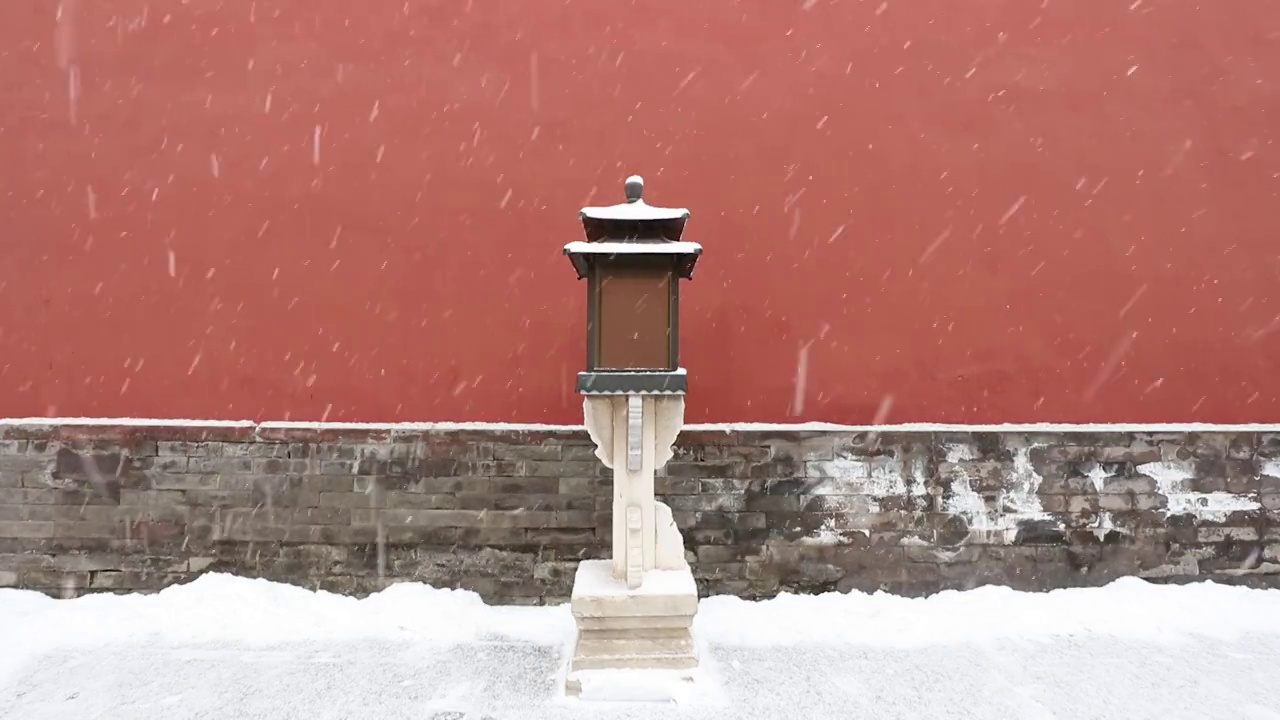 红墙宫灯雪景特写视频素材