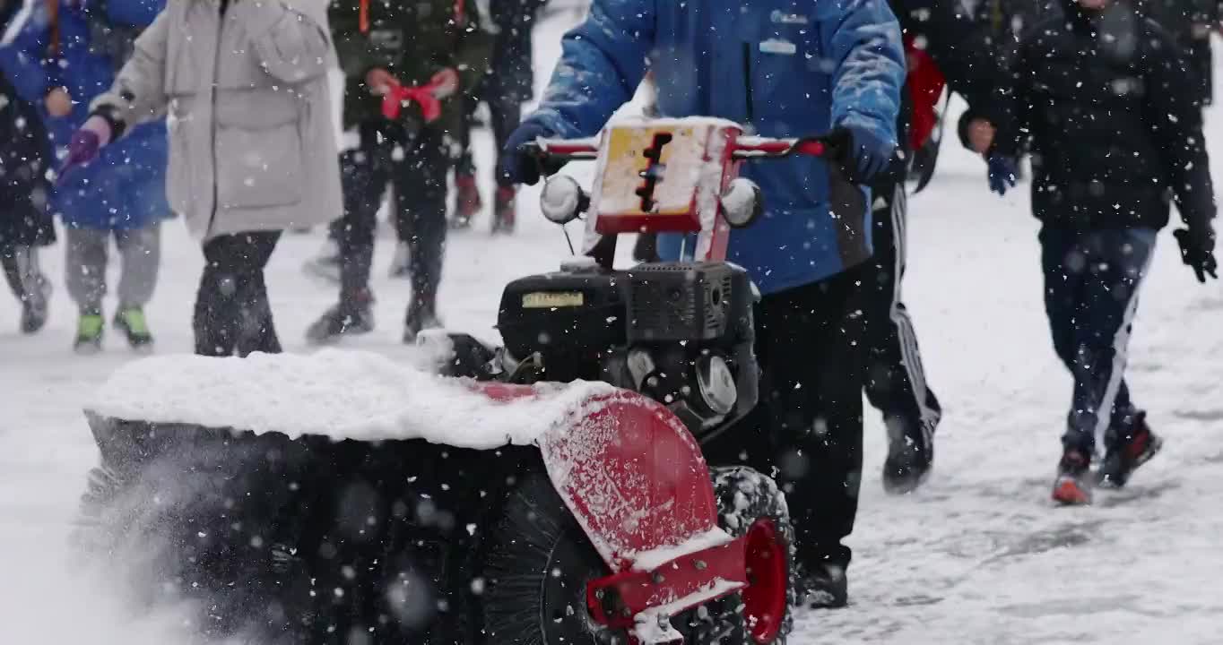 除雪设备正在扫除路上的积雪，工作人员忙碌的状态。视频素材