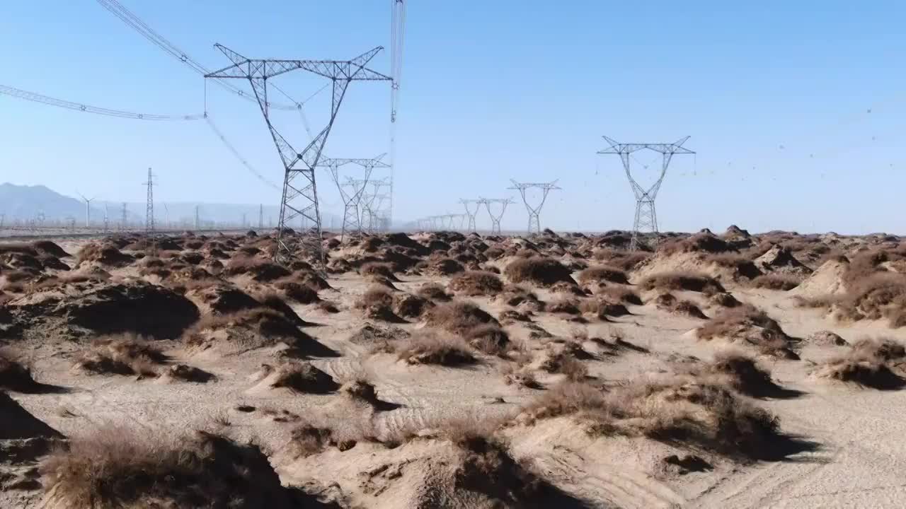 航拍青藏高原上的特高压输电塔视频素材