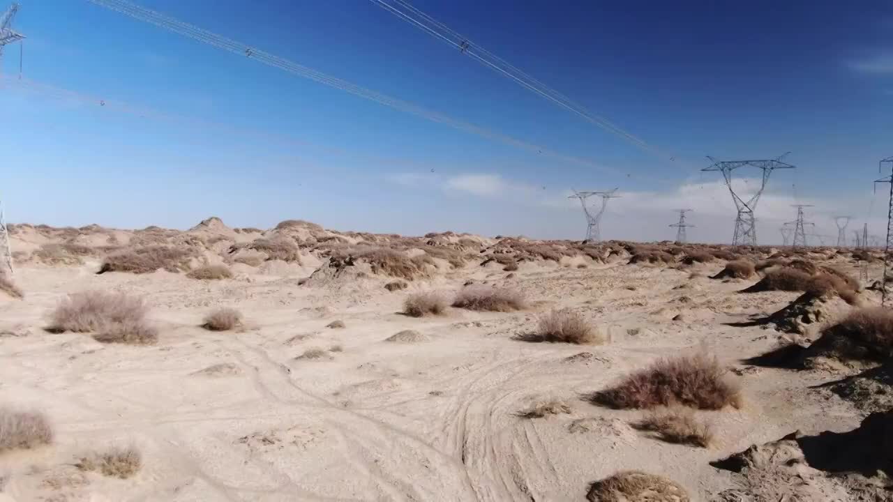 航拍青藏高原上的特高压输电塔视频素材