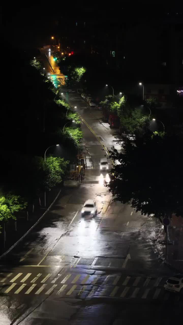 延时城市风光：重庆南岸区长生路夜晚的车流视频素材