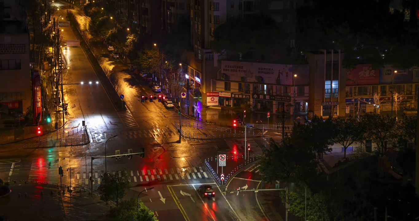 延时城市风光：雨天夜景灯光下的重庆南岸区丁香路与桂雨路交叉十字路口视频素材