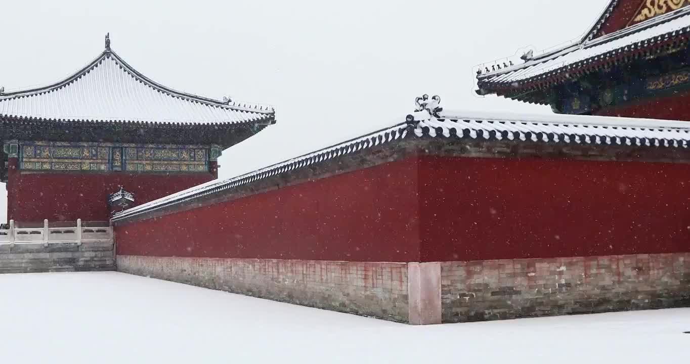 下雪天古建筑的红墙，北京天坛公园。视频素材