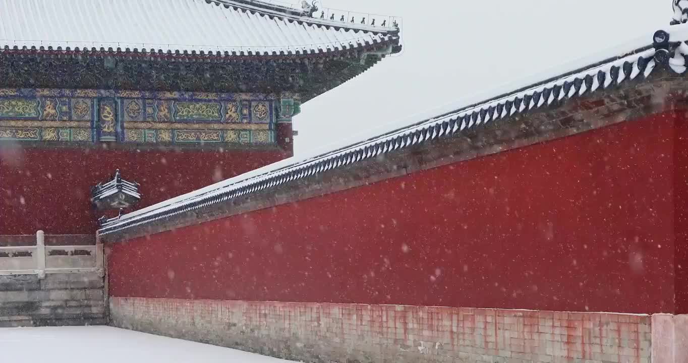 下雪天古建筑的红墙，北京天坛公园。视频素材