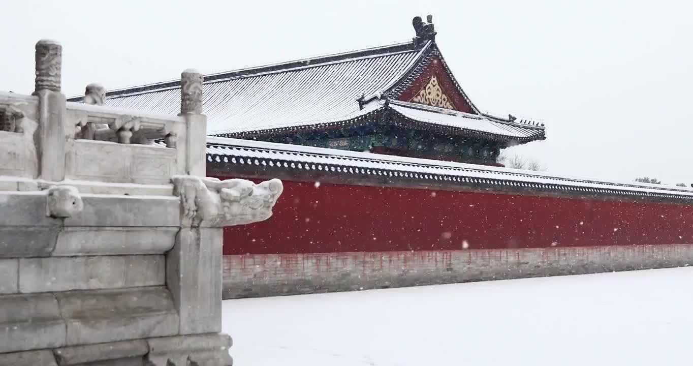 下雪天古建筑的红墙与汉白玉石雕，北京天坛公园。视频素材