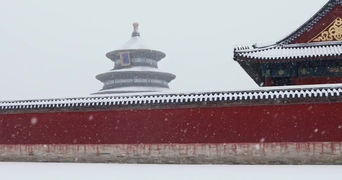 下雪天的北京天坛公园，祈年殿是天坛的地标建筑。视频素材