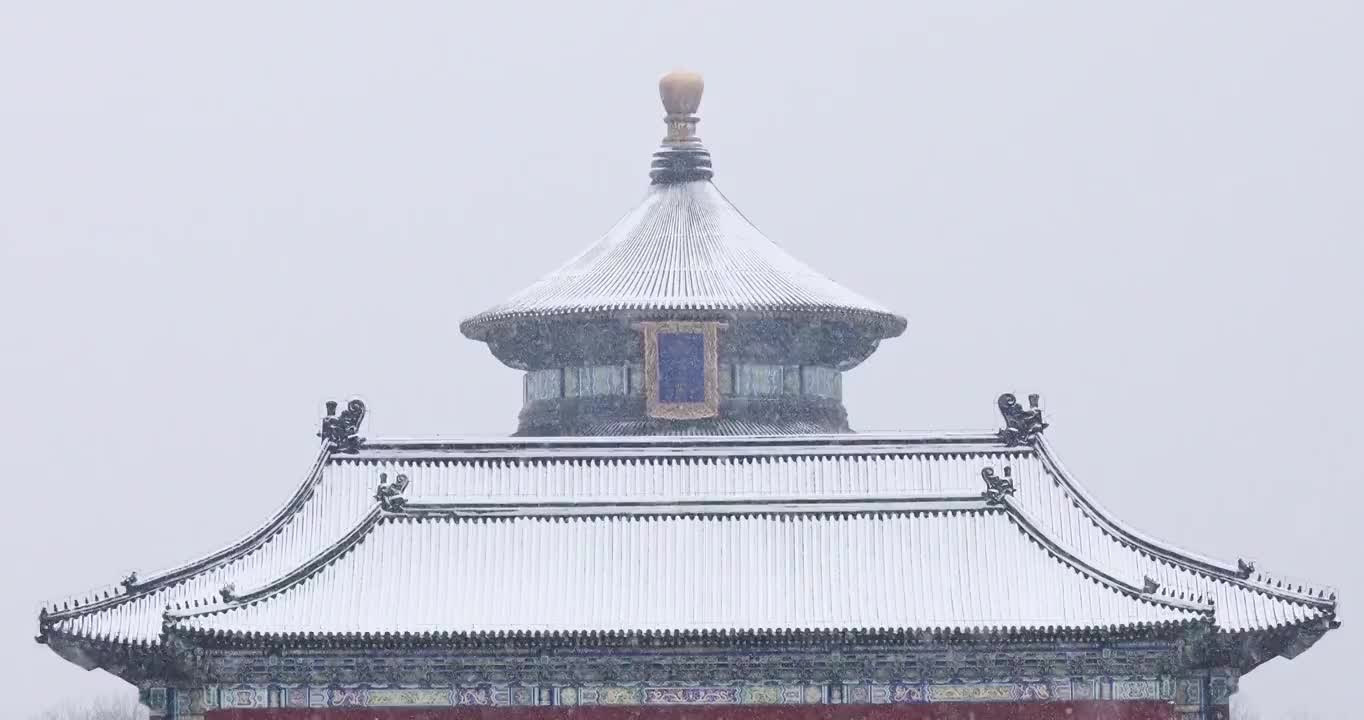 下雪时的北京天坛，冬天的古建筑。视频素材