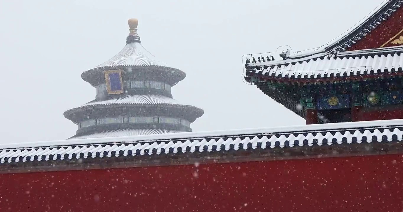 下雪时的北京天坛，冬天的古建筑。视频素材