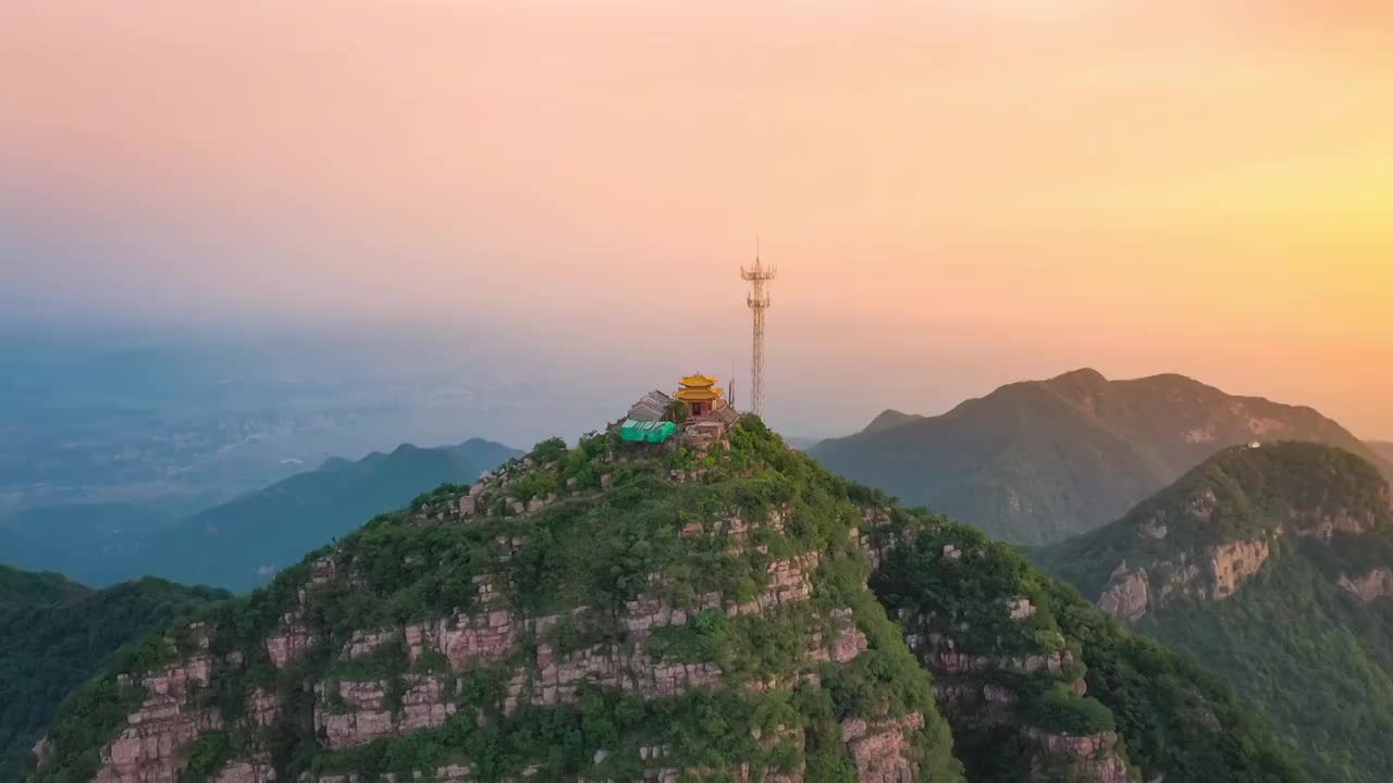 山间寺庙清晨航拍视频素材