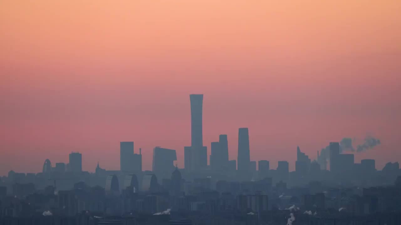 从西山远望北京CBD中国尊的日出视频素材