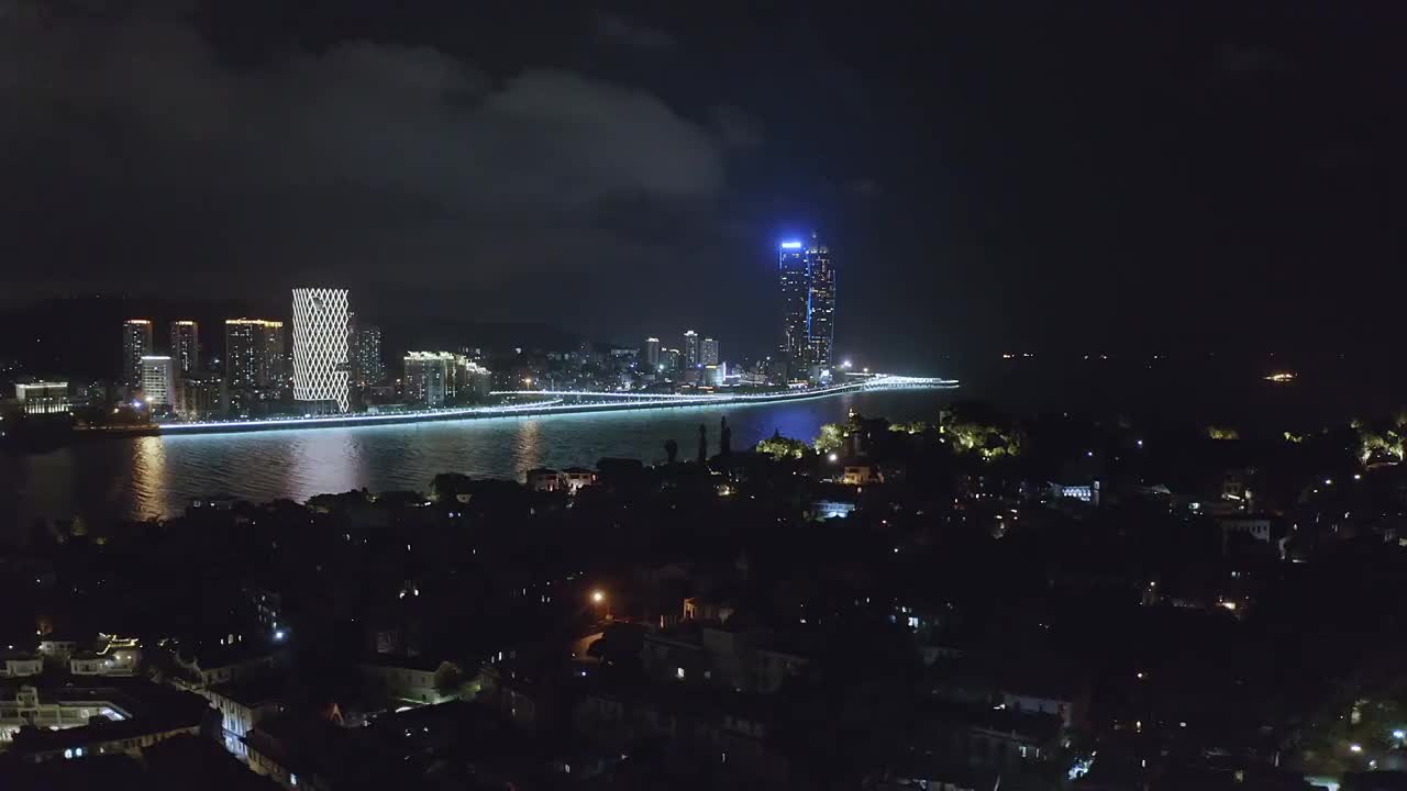 城市地标世茂海峡大厦夜景视频素材