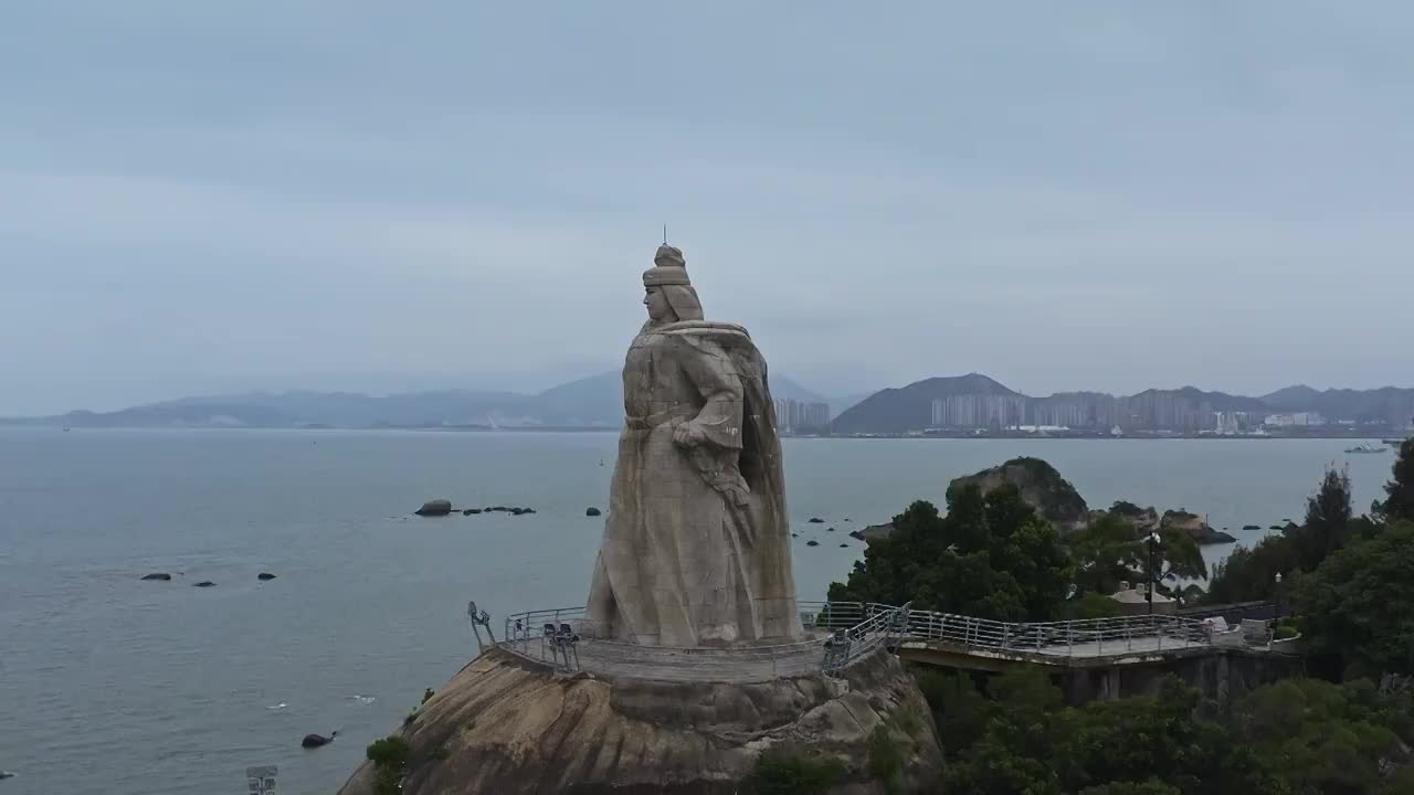 厦门鼓浪屿地标建筑,世茂海峡大厦,郑成功石雕像视频素材