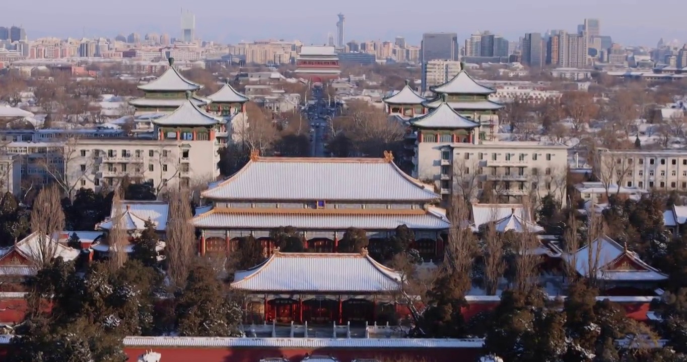 清晨下过雪后从景山公园俯视北京中轴线视频素材