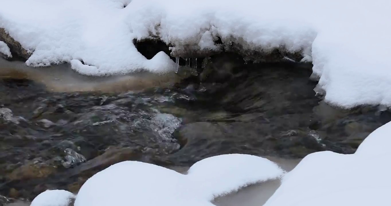 4K拍摄雪中的溪流视频素材