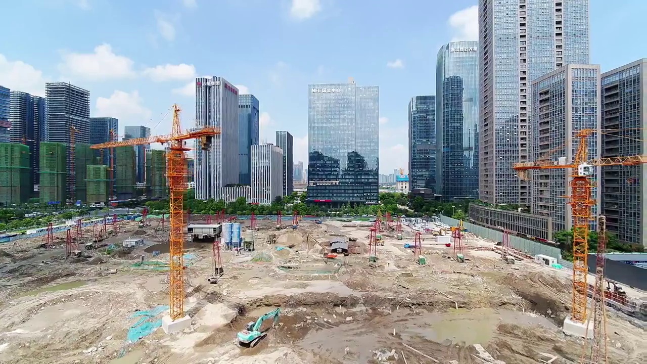 航拍杭州滨江城区现代建筑工地和现代城市风光视频素材