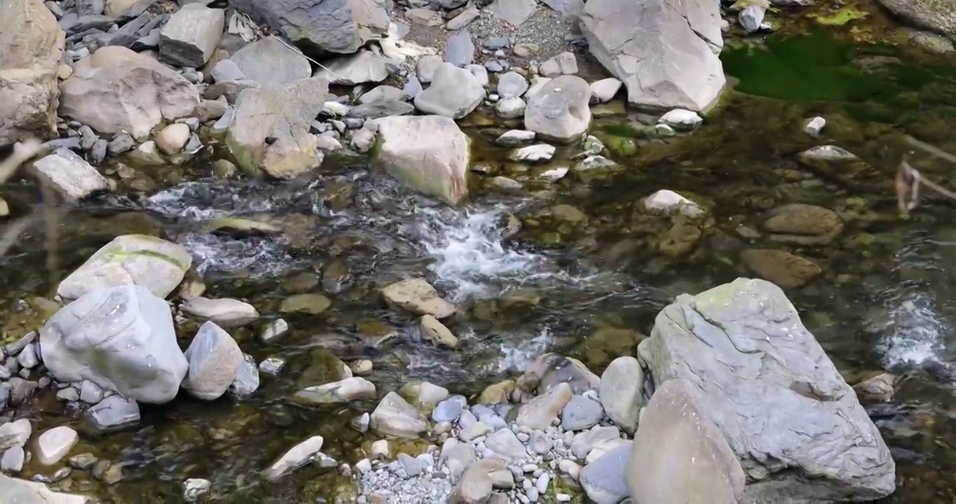 自然风光：重庆奉节县山川里的小溪河谷滩流视频素材