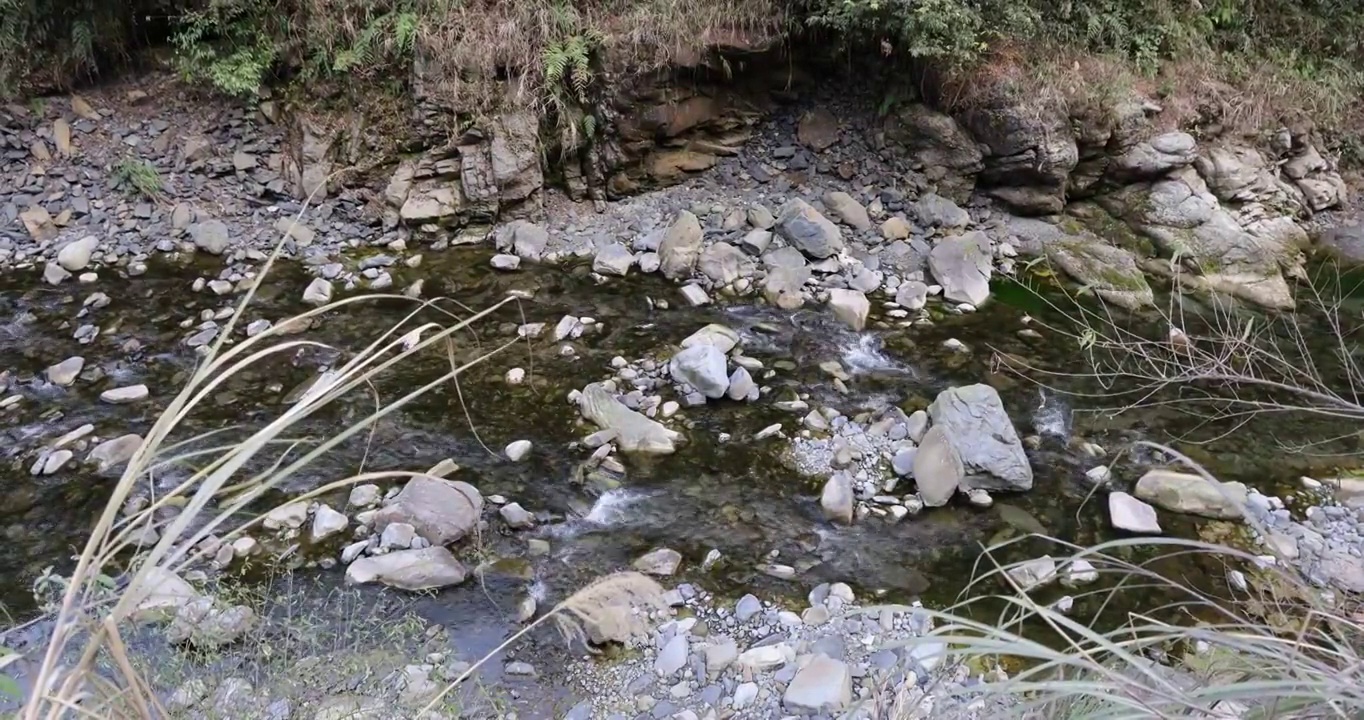 自然风光：重庆奉节县山川里的小溪河谷滩流视频素材