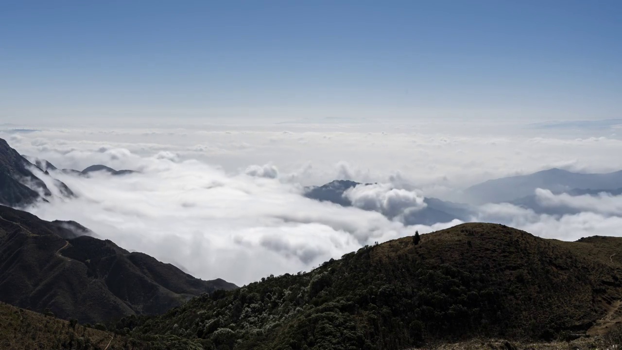 冬季阳光下桂林天湖山间的云海视频素材