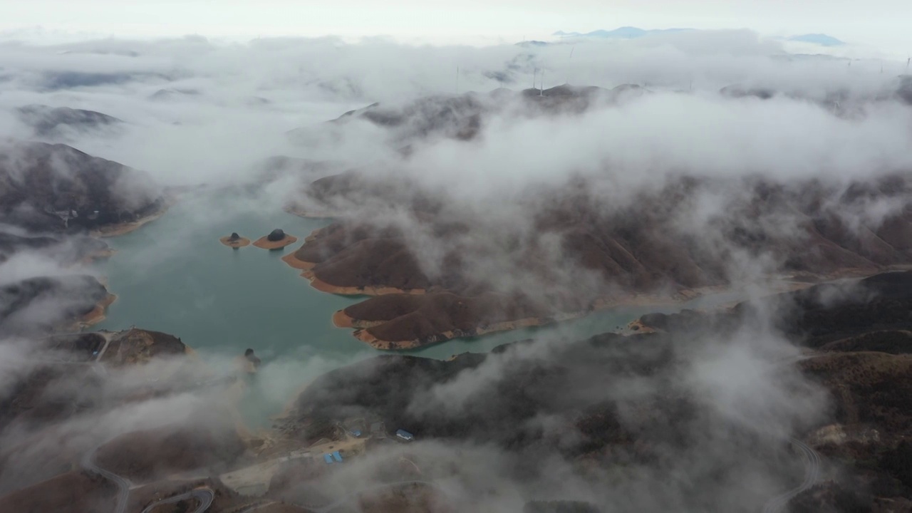 冬季桂林天湖上空云雾缭绕视频素材