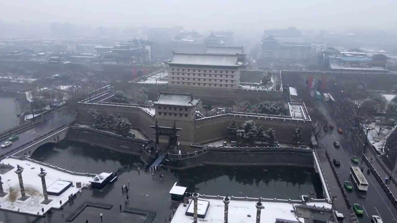 西安城墙永宁门雪景航拍视频素材