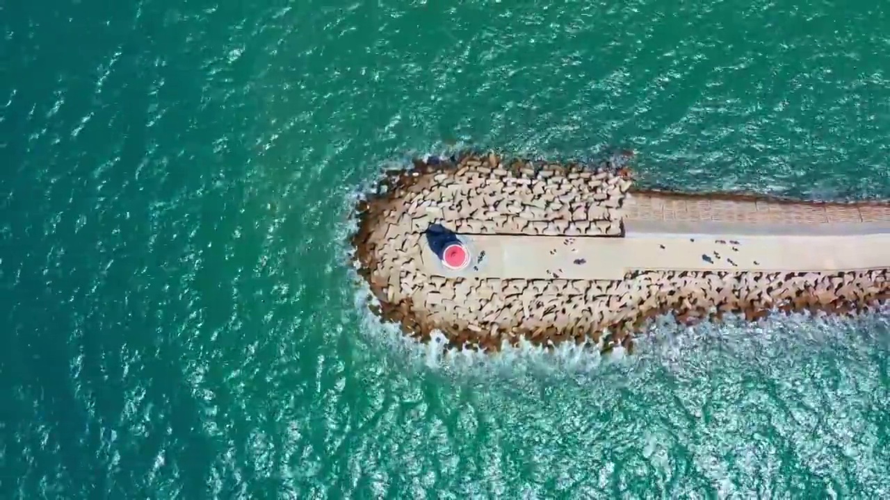 航拍中国海南万宁市东澳神州半岛大海与灯塔视频素材