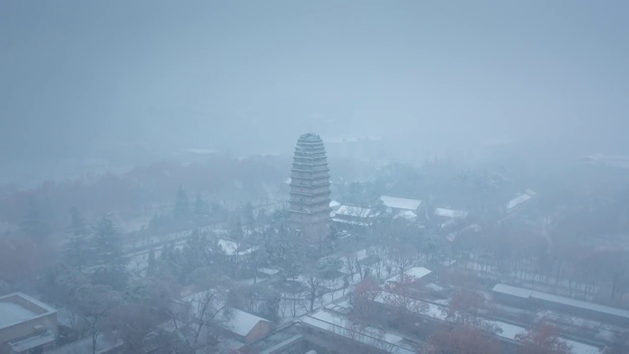 西安小雁塔雪景航拍视频素材