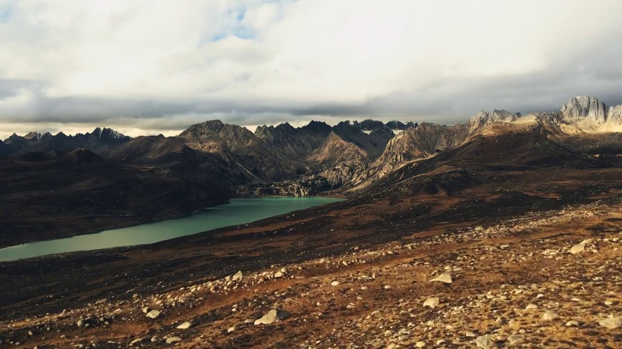 高原湖泊下的风景视频素材