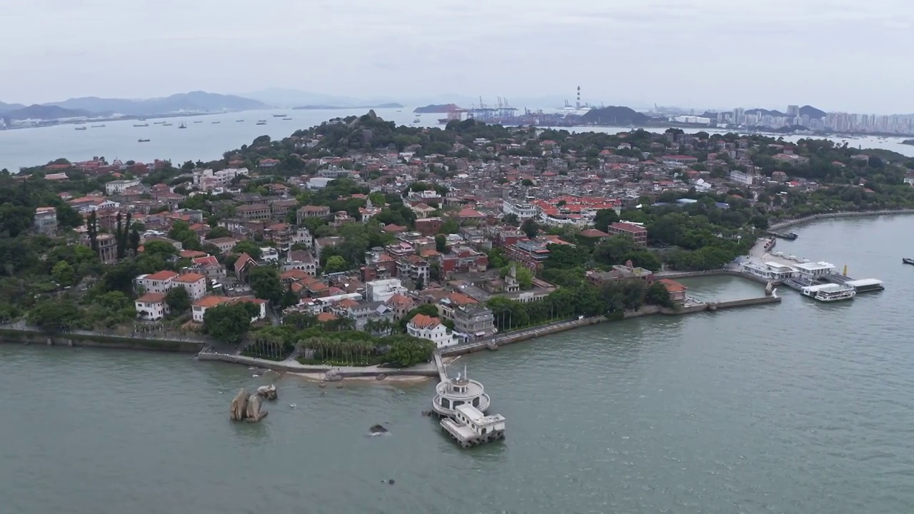 航拍鼓浪屿全景,三丘田渡轮码头视频素材