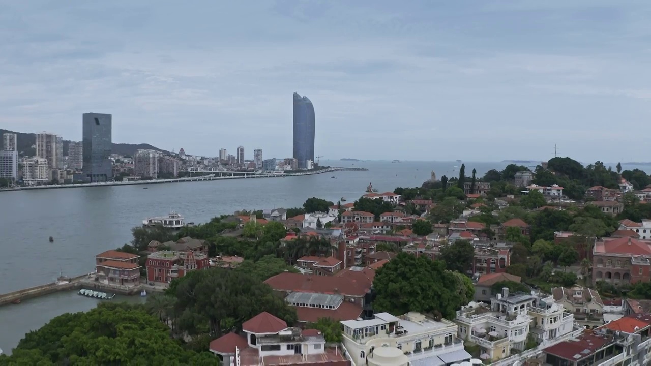 从鼓浪屿远望世茂海峡大厦,帷幕开啦红地毯蜡像艺术馆视频素材