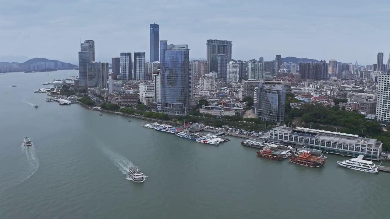 航拍厦门鼓浪屿沿岸摩天大楼风景视频素材