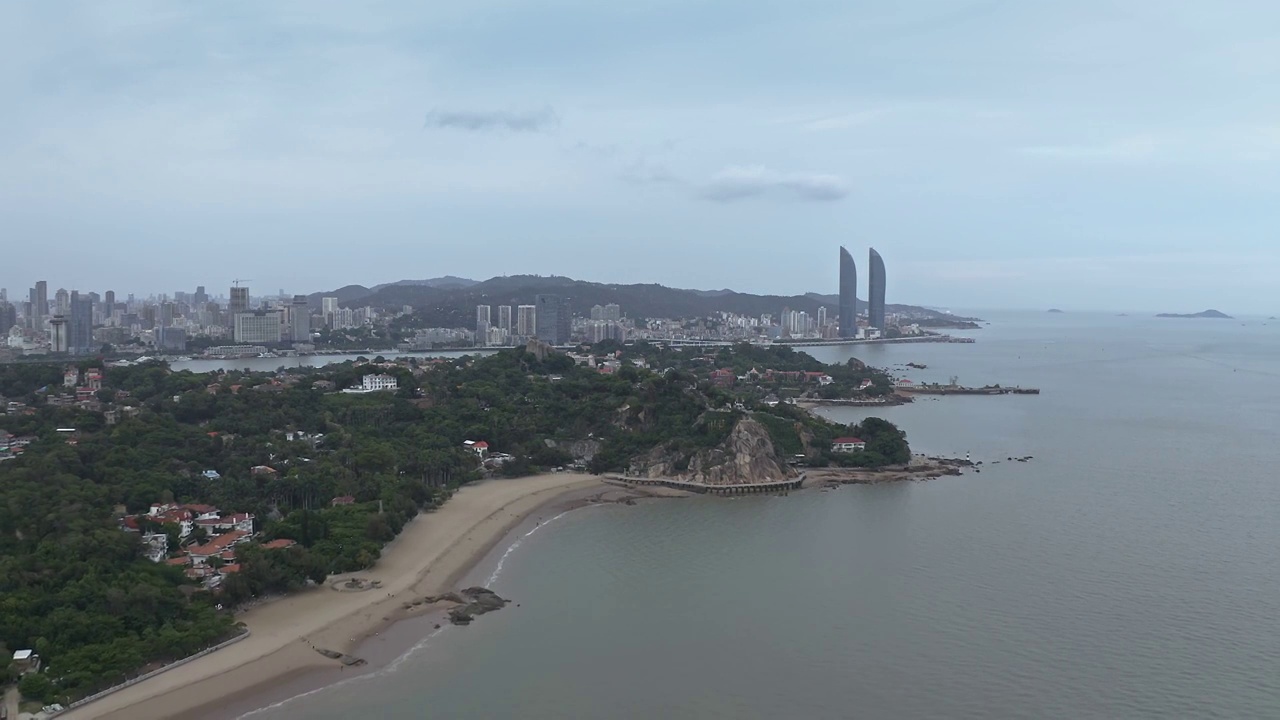 厦门鼓浪屿,港仔后沙滩,英雄岩纪念馆视频素材