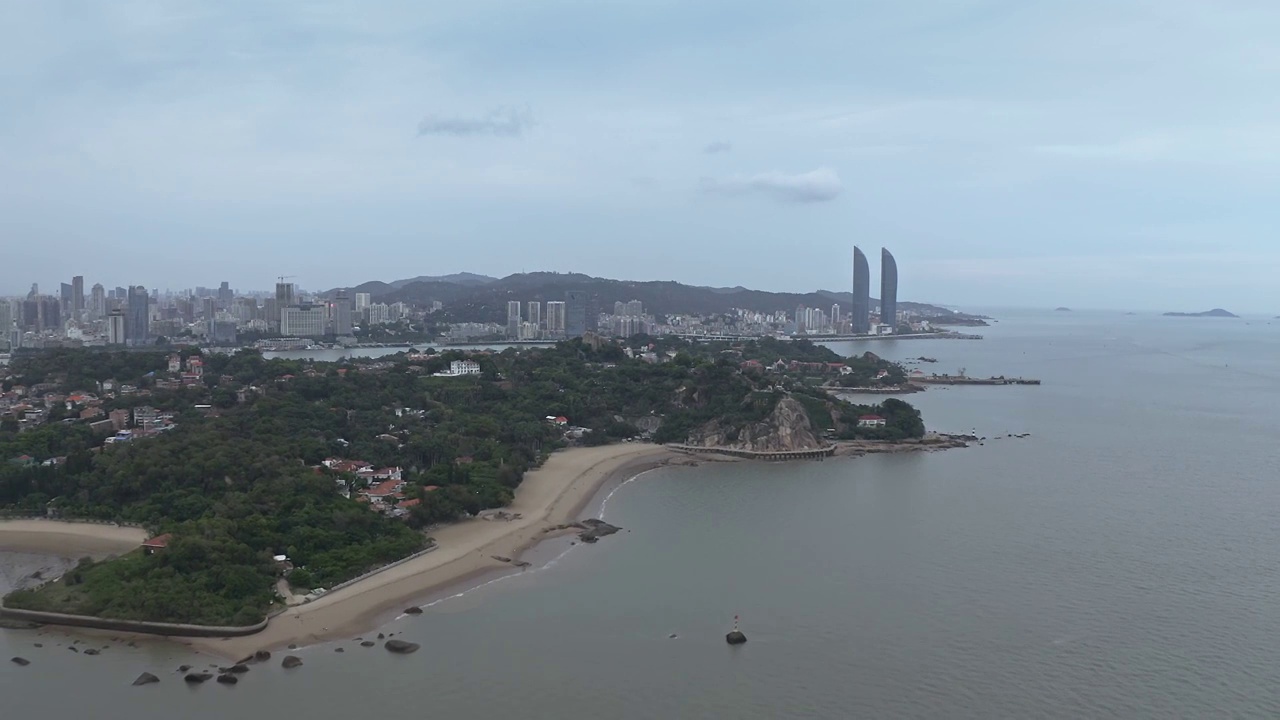 厦门鼓浪屿,港仔后沙滩,英雄岩纪念馆视频素材