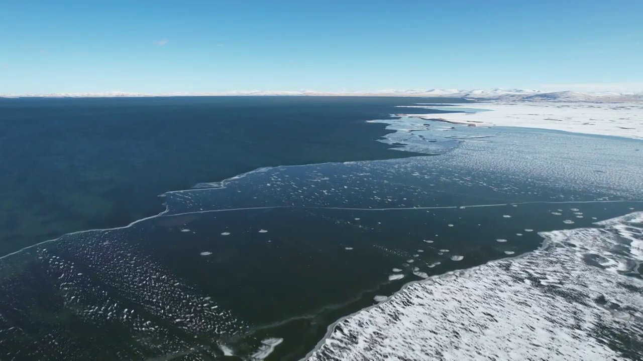 青海果洛州玛多县三江源国家公园黄河源头两湖一碑鄂陵湖冬季自然风光航拍视频素材