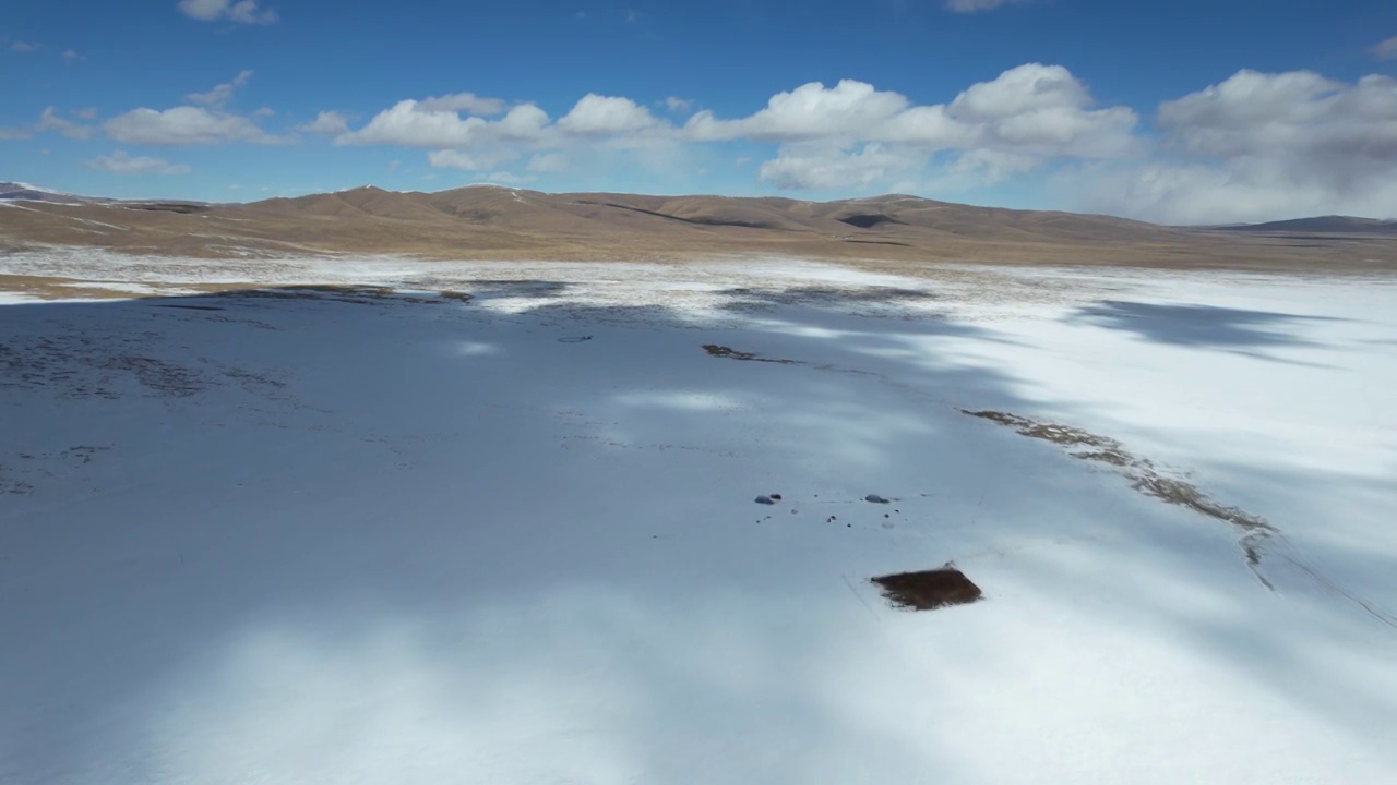 青海果洛州玛多县三江源国家公园雪原公路自驾游旅行航拍视角视频素材