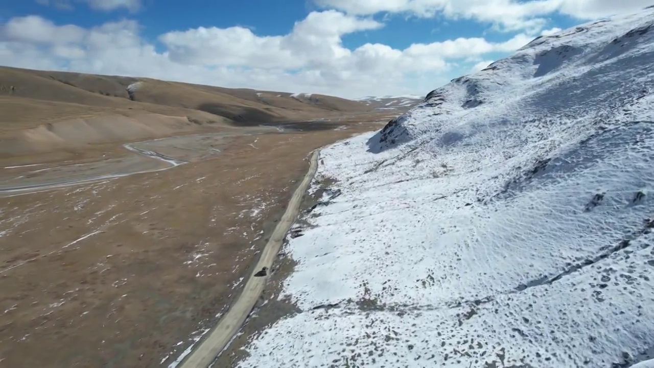 青海果洛州玛多县三江源国家公园雪原公路自驾游旅行航拍视角视频素材