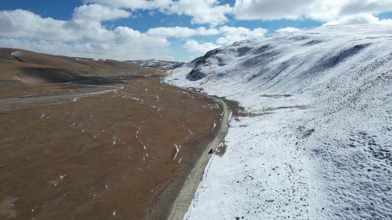 青海果洛州玛多县三江源国家公园雪原公路自驾游旅行航拍视角视频素材