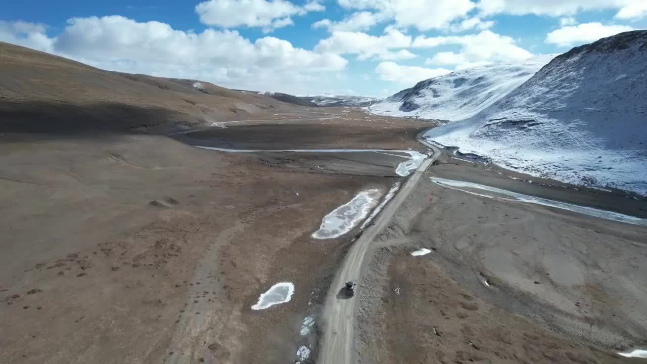 青海果洛州玛多县三江源国家公园雪原公路自驾游旅行航拍视角视频素材