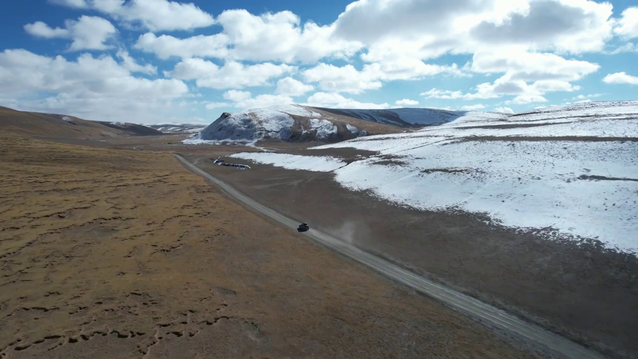 青海果洛州玛多县三江源国家公园雪原公路自驾游旅行航拍视角视频素材